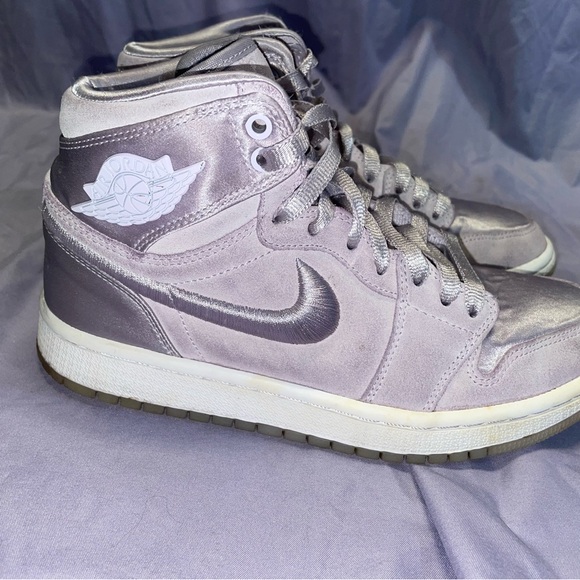 Women’s Air Jordan 1 Mids Size 6.5 Satin/Suede Barely Grape - Picture 1 of 15